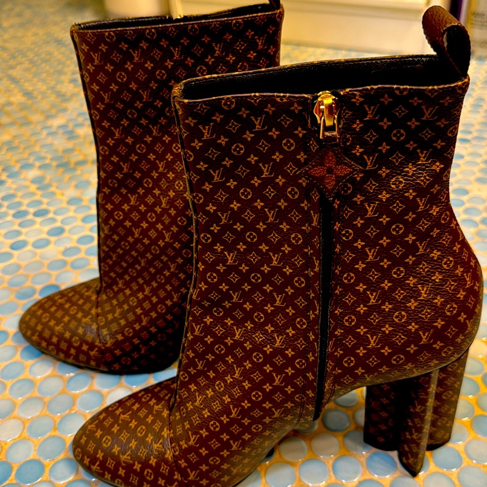 Brown with beige, lettering and emblem for corner heels, Louis Vuitton boots 4in